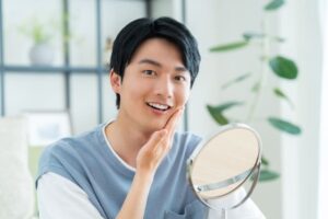 肌の調子が良くなり喜ぶ男性